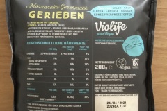 Violife-veganer-Mozzarella-gerieben